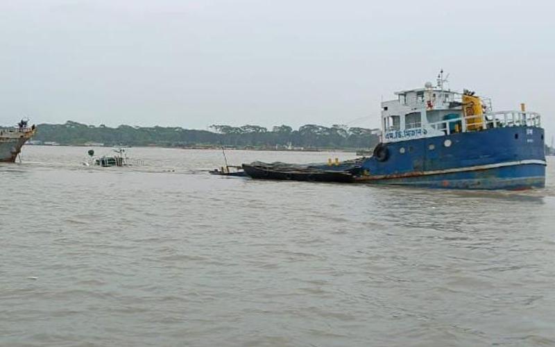 মোংলা বন্দরের পশুর নদীতে কার্গো জাহাজ ডুবি